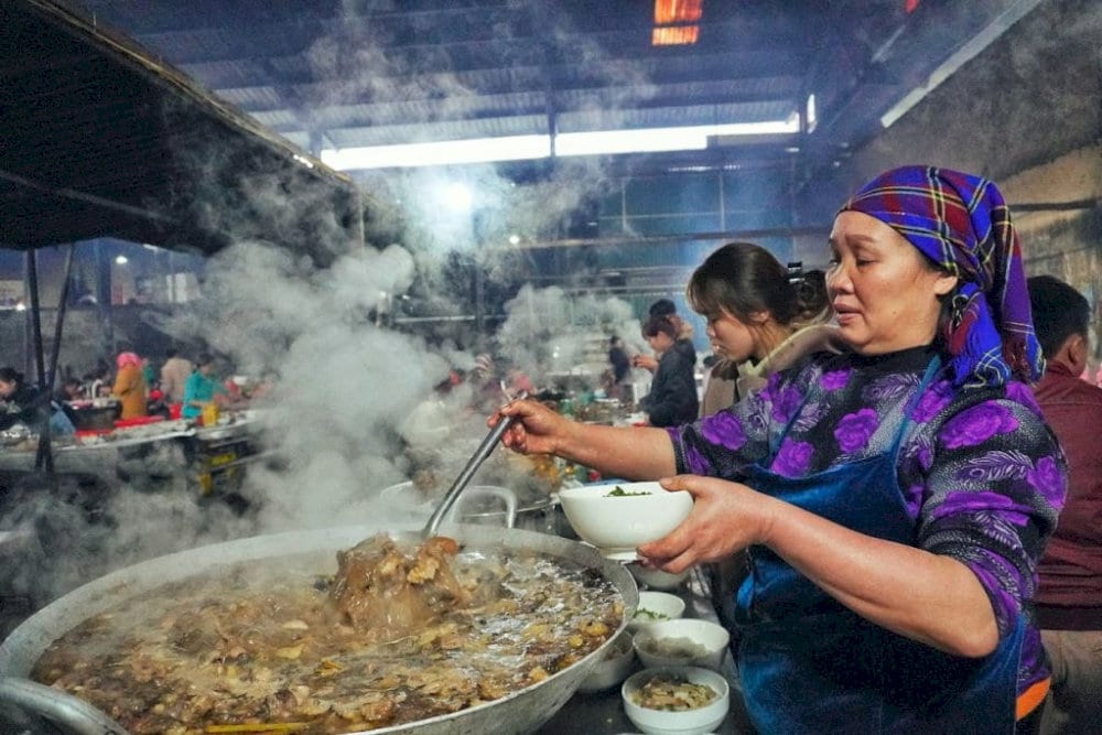 Steaming pot of thắng cố